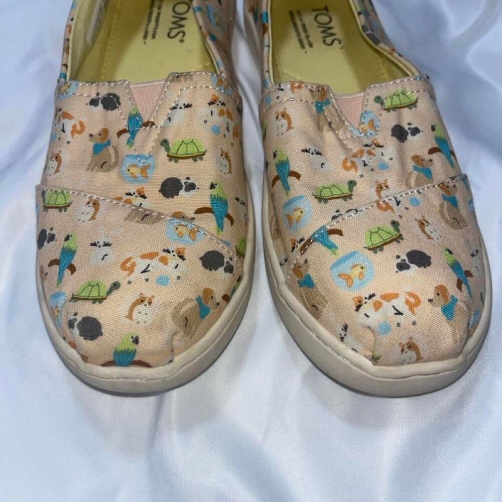 4Y TOMS kids slip-on sneakers with cartoon animals and turtles print